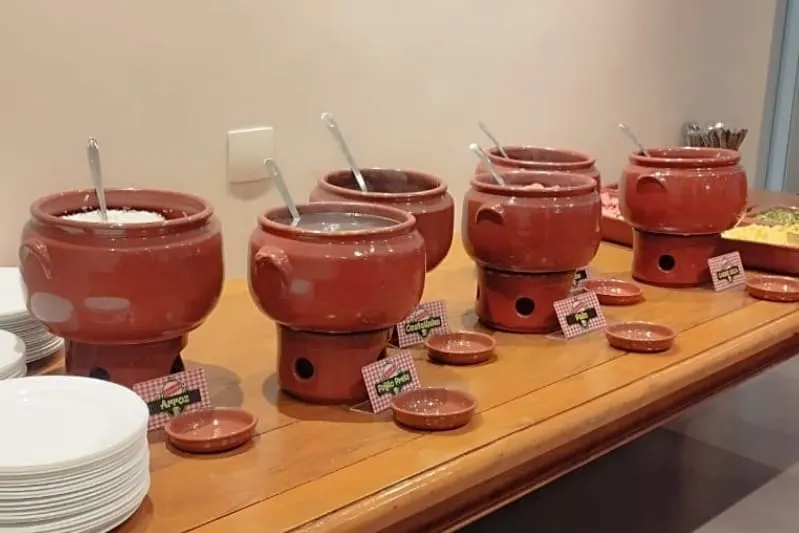 Buffet de feijoada montado com cumbucas para evento em São Paulo