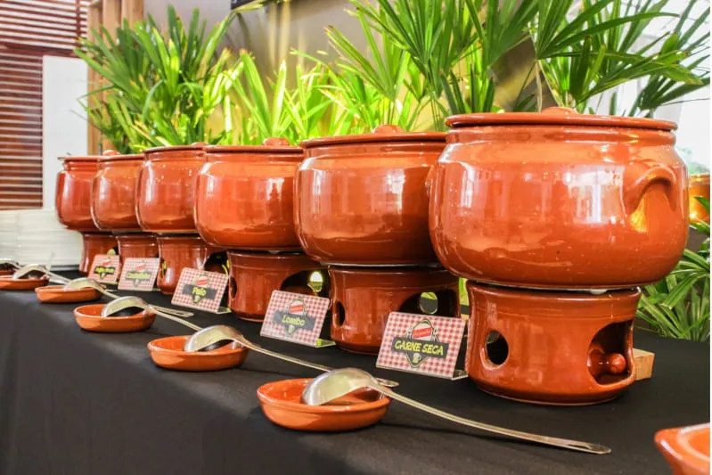 Convidados sendo atendidos no buffet de feijoada a domicílio