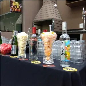 Bebidas e caipirinhas servidas no buffet de feijoada