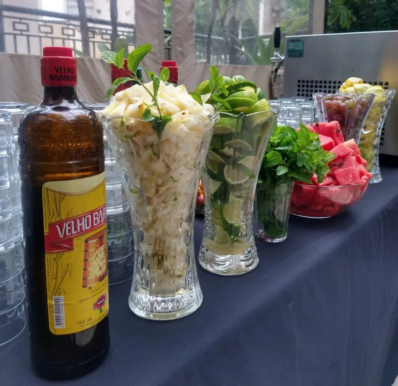 Drinks e caipirinhas servidos no buffet de feijoada em São Paulo