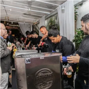 Equipe de garçons uniformizados servindo buffet de feijoada