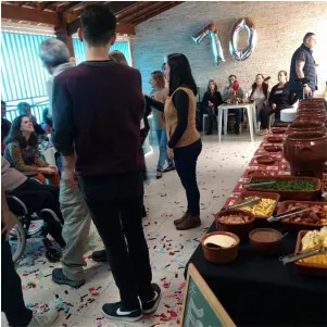 Convidados satisfeitos no buffet de feijoada a domicílio